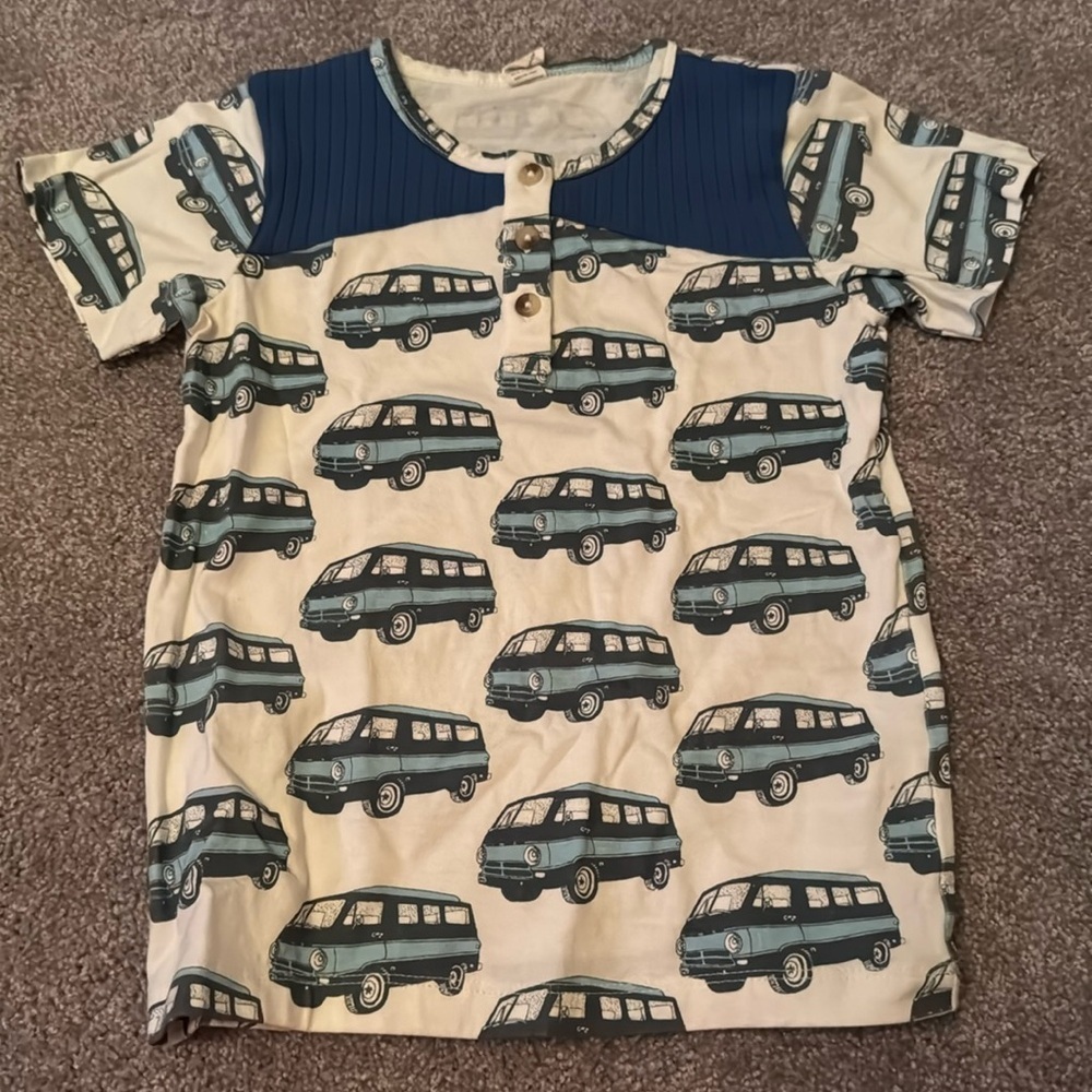 Kate Quinn Short Sleeve Color Block Henley in Blue Beach Van